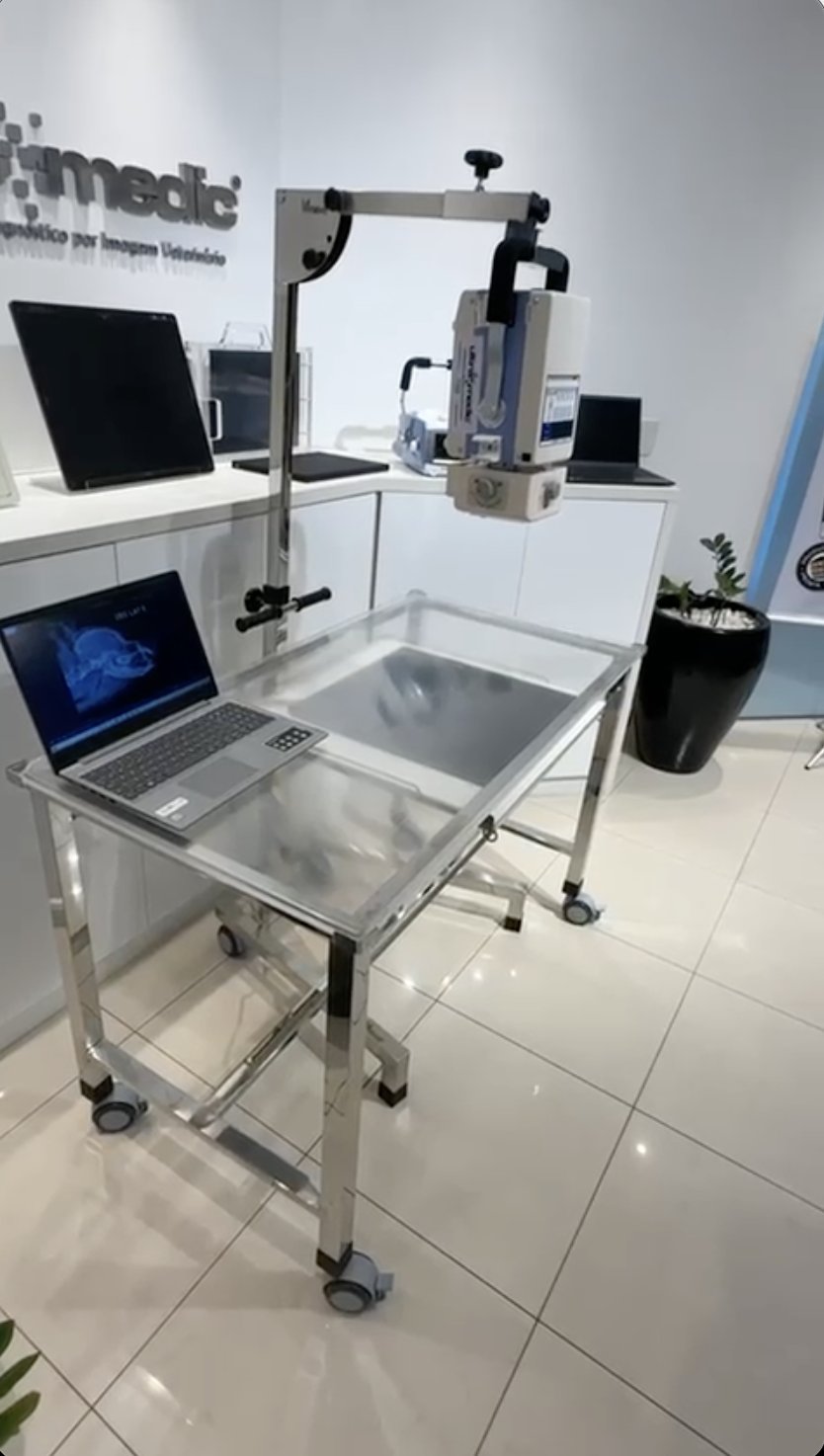 Kit Raio X Digital montado: mesa inox com suporte, emissor híbrido, placa DR e notebook com imagem do exame